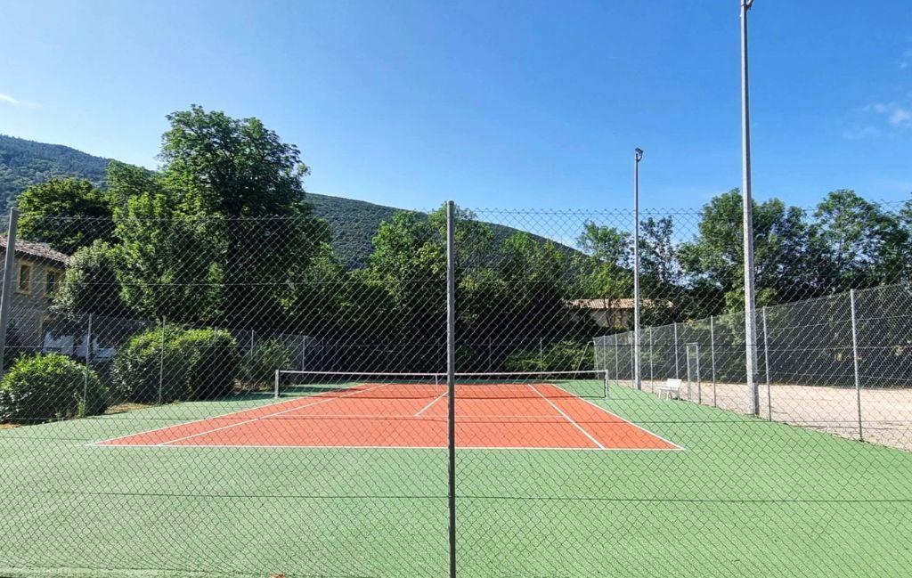 Slide Tennis de la Résidence Le Château des Gipières à Montbrun-les-Bains