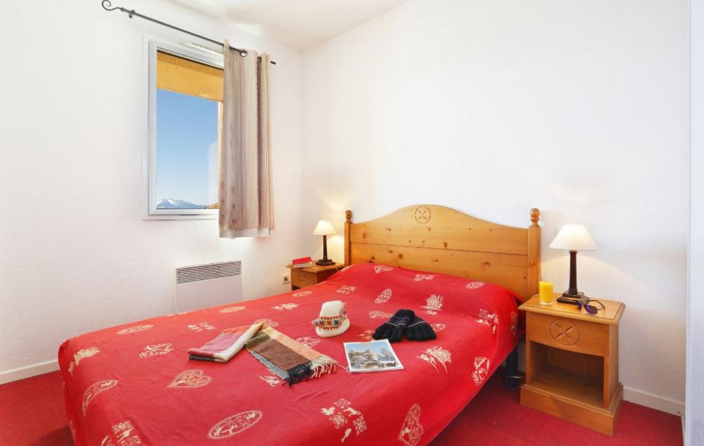 Slide Double room with bedside tables and mountain views in the Les Chalets du Belvédère residence