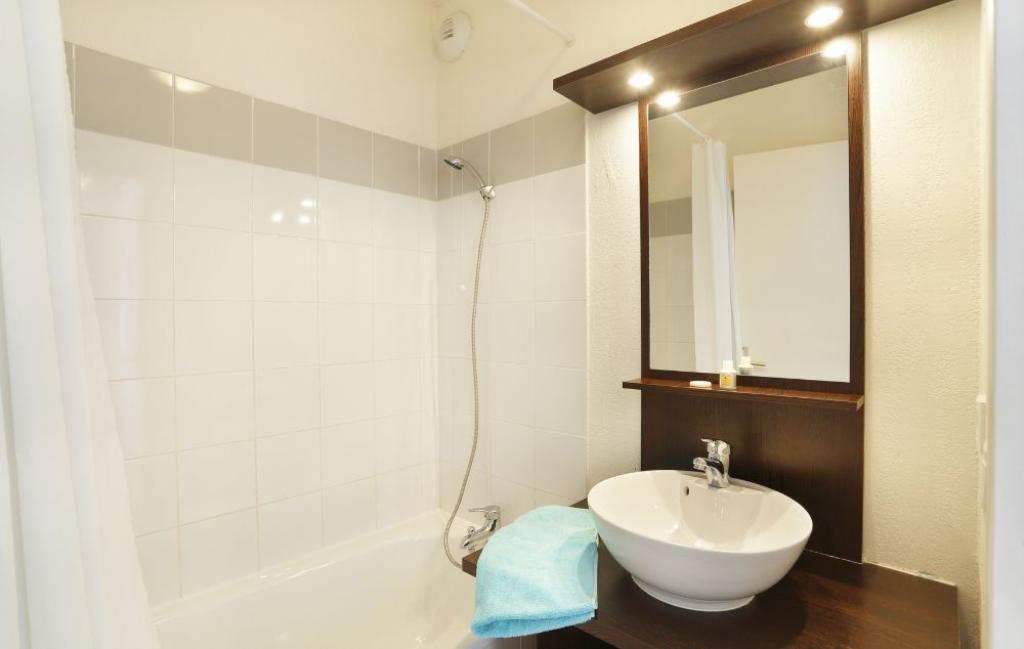 Slide bathroom with bathtub and mirror in Font Romeu