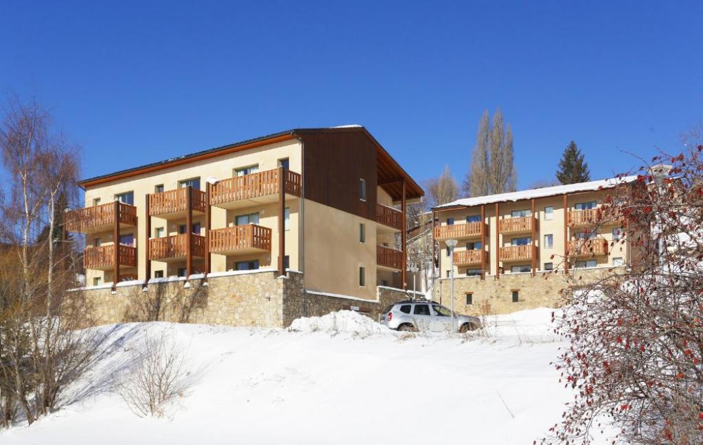 Slide outside the residence under the snow in Font Romeu