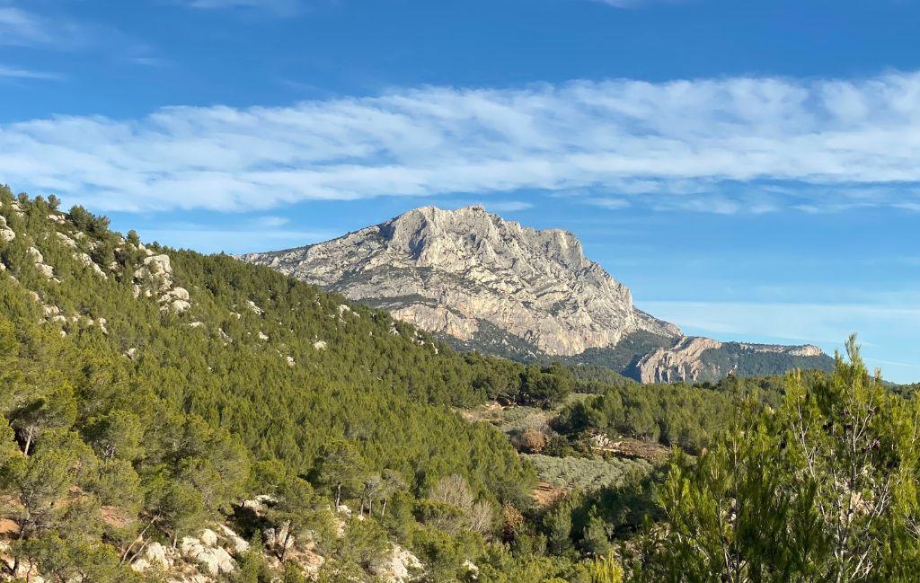 Slide Montagne de la Sainte Victoire au loin à Aix-en-Provence