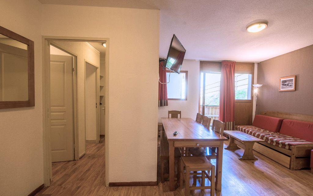 Slide Vue globale de l’appartement avec un aperçu du couloir et du séjour dans un appartement en montagne à Orcière