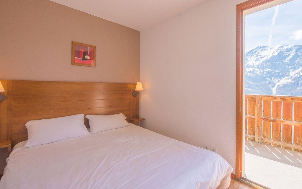 Slide Double room with access to the terrace overlooking the mountains in the Les Etoiles d'Orion residence.