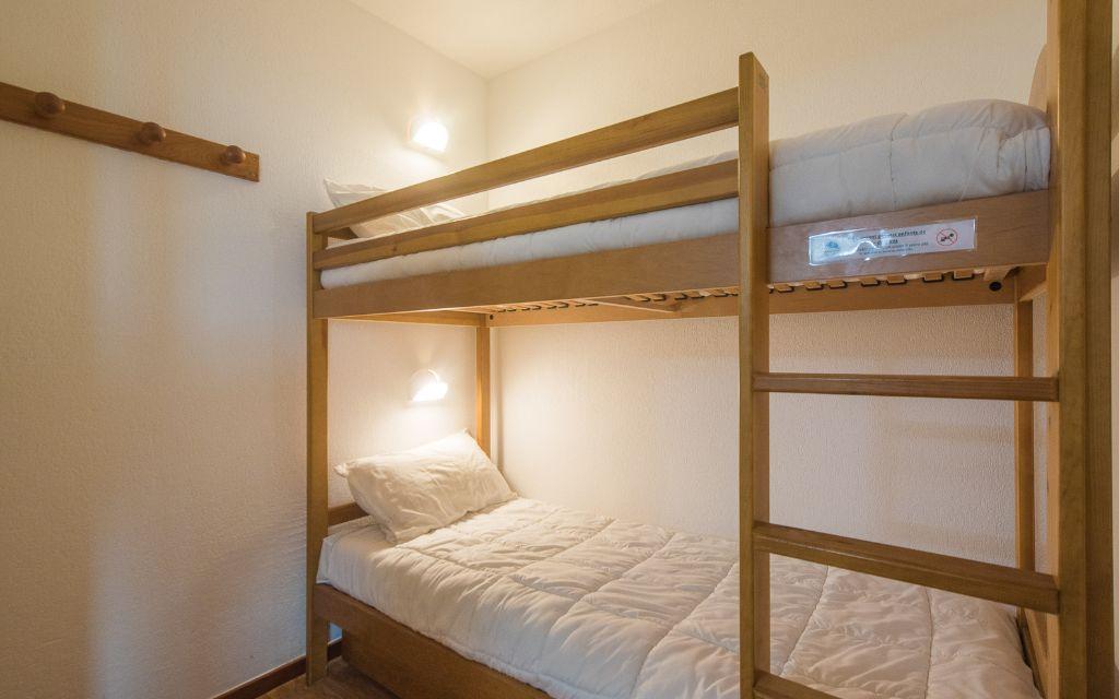 Slide Sleeping area with bunk beds in a mountain apartment in the resort of Orcières