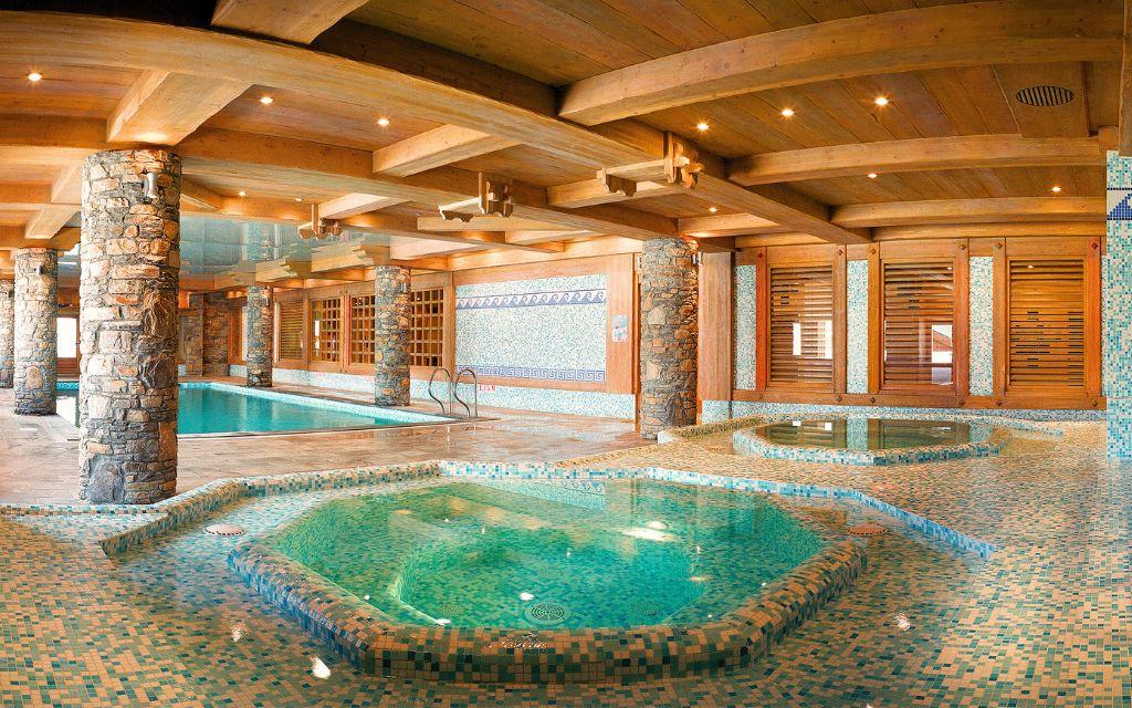 Slide Spa avec piscine intérieure et jacuzzi de la résidence Le Hameau du Beaufortain aux Saisies
