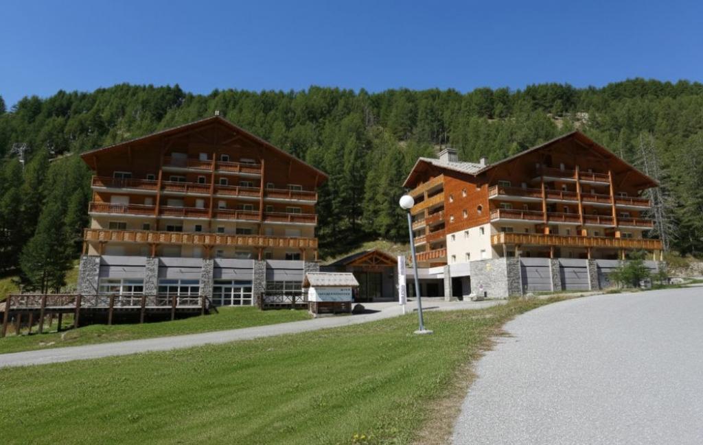 Slide Front of the Les Chalets du Verdon residence in summer