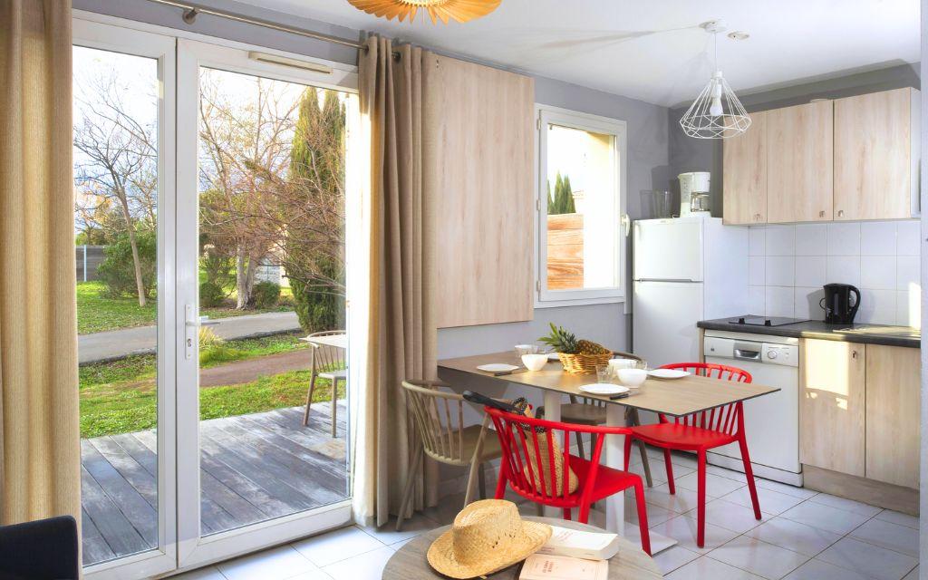 Slide Cuisine dan sles maisons pour 6 personnes au Domaine du Golf by Ateya vacances
