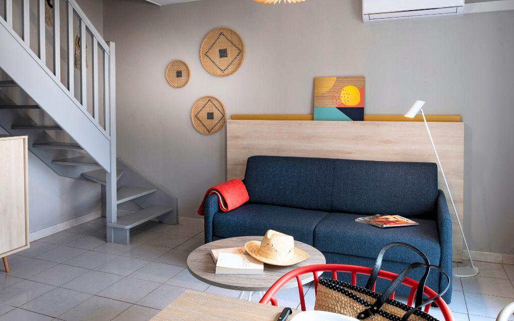 Slide Espace salon avec escalier à la résidence du Domaine du Golf dans l'Hérault