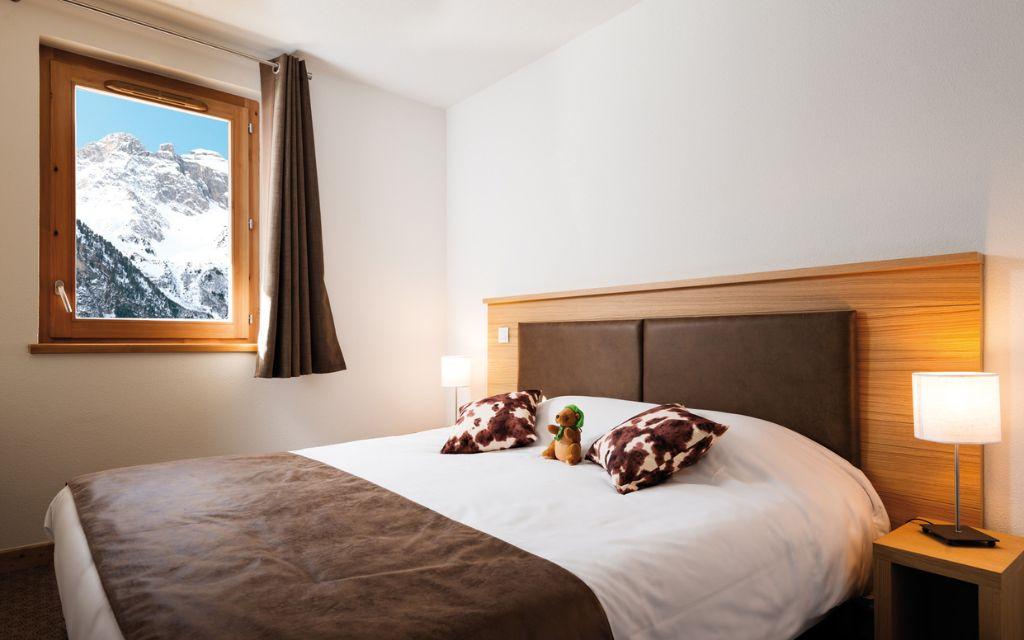 Slide Double bedroom in Les Hauts de la Vanoise residence in Pralognan, Savoie