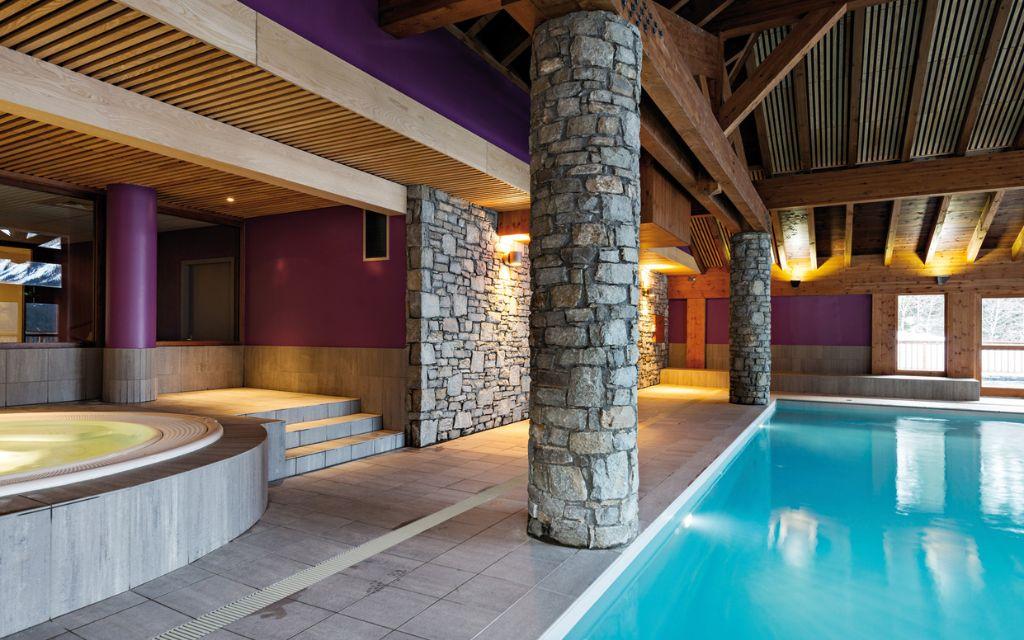 Slide Heated pool during the holidays at Les Hauts de la Vanoise in Pralognan, Savoie