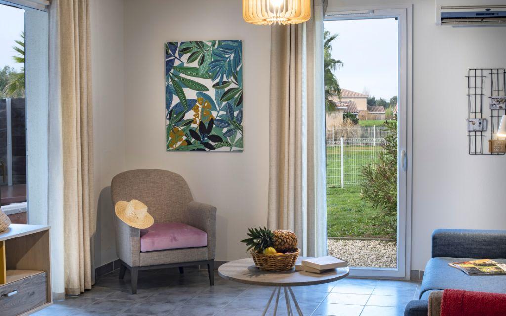 Slide Vue sur le jardin depuis le salon des villas familiales du Domaine du Golf by Ateya