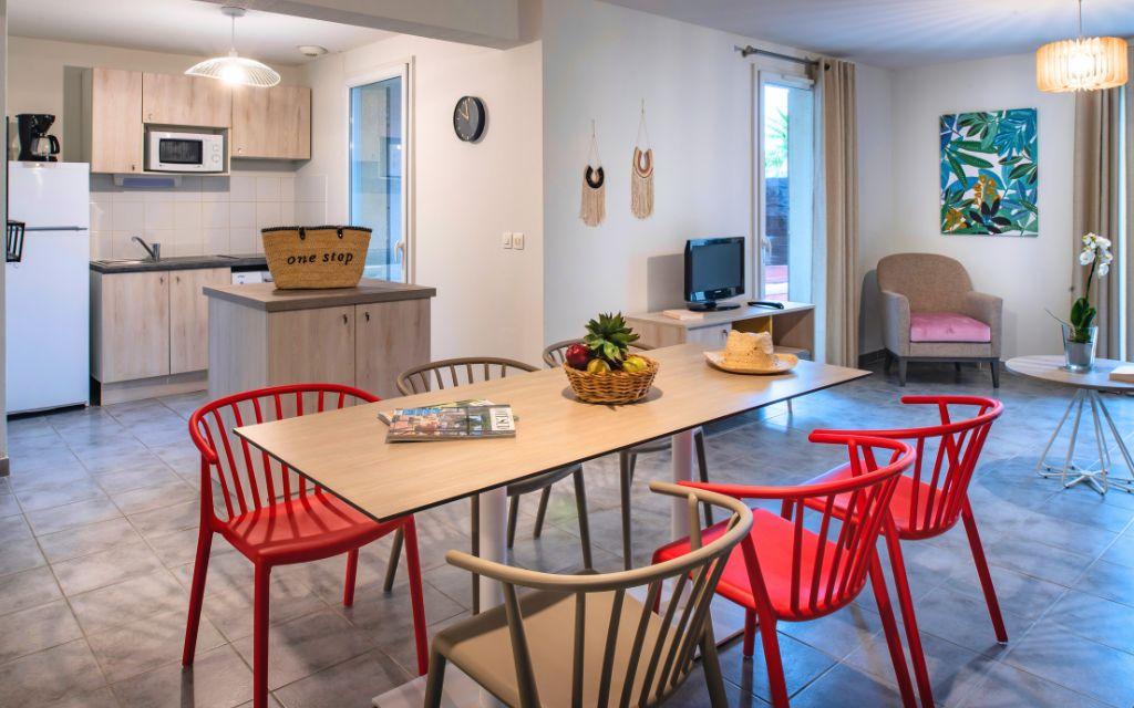 Slide Espace repas avec grade table à manger dans les villas de la résidence du Domaine du Golf à Fabrègues