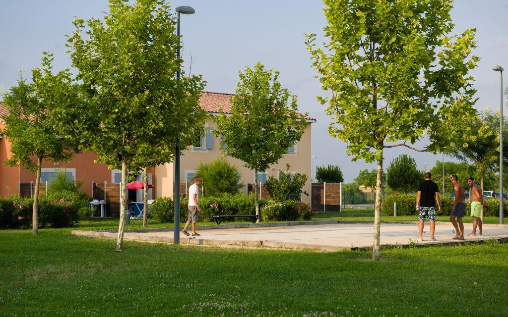 Slide Terrain de pétanque et vacanciers qui jouent dan sla résidence du Domaine du Golf de Fabrègues
