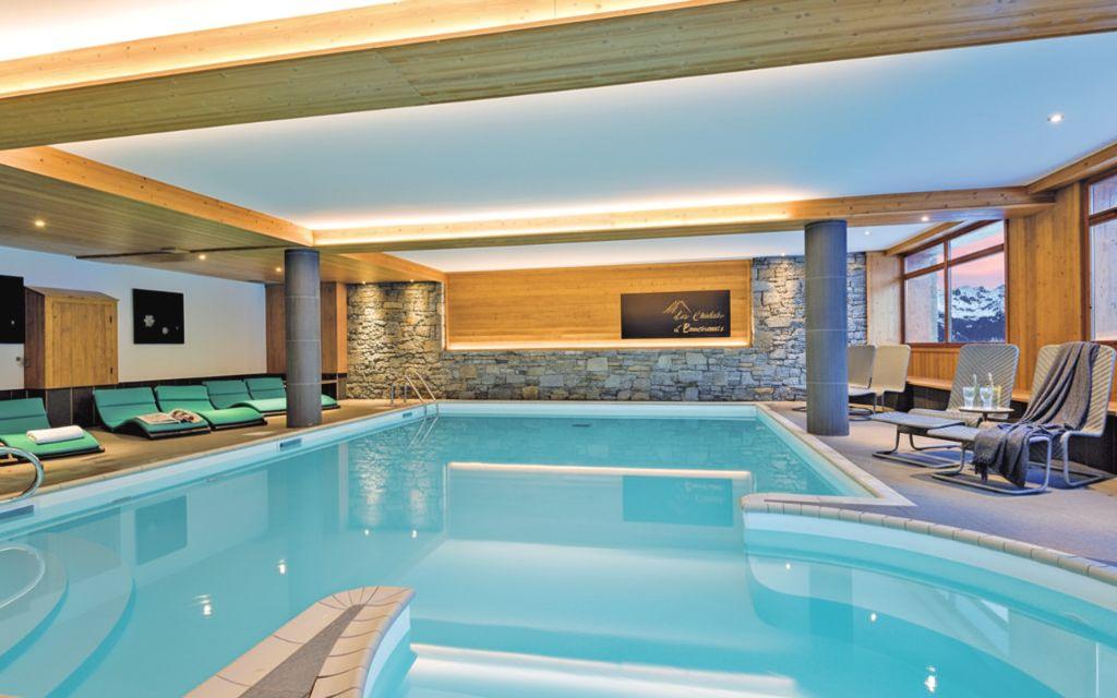 Slide Belle piscine intérieure chauffée dans la résidence Les Chalets d’Emeraude aux Saisies