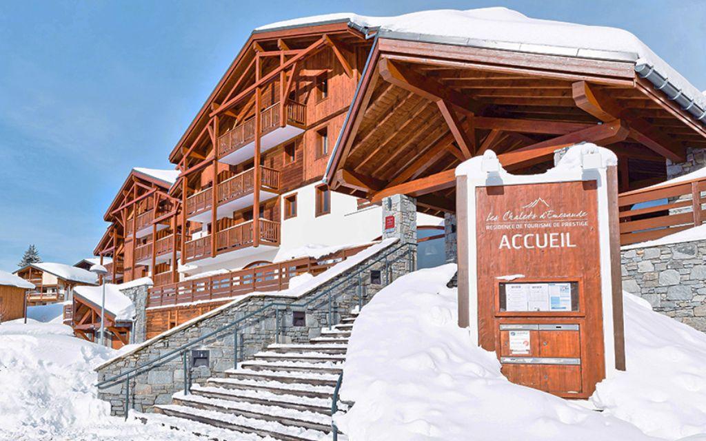 Slide Devanture de la résidence Les Chalets d’Emeraude aux Saisies sous la neige