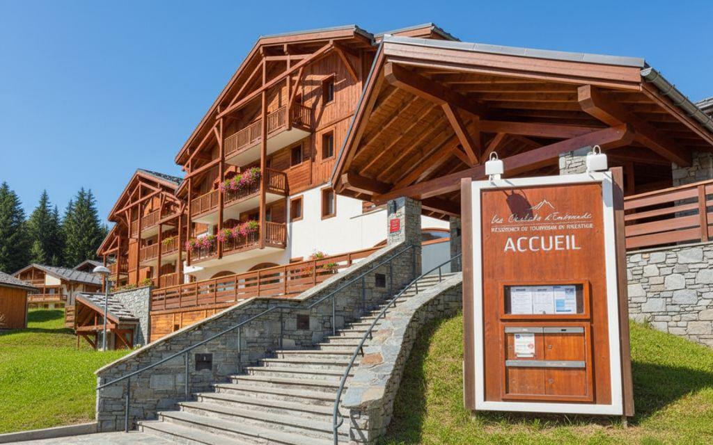 Slide Devanture de la résidence Les Chalets d’Emeraude aux Saisies sous le soleil