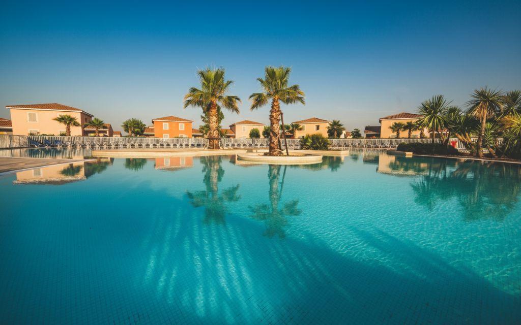 Slide Piscine avec Palmiers à la résidence du Domaine du Golf à Fabrègues près de Montpellier