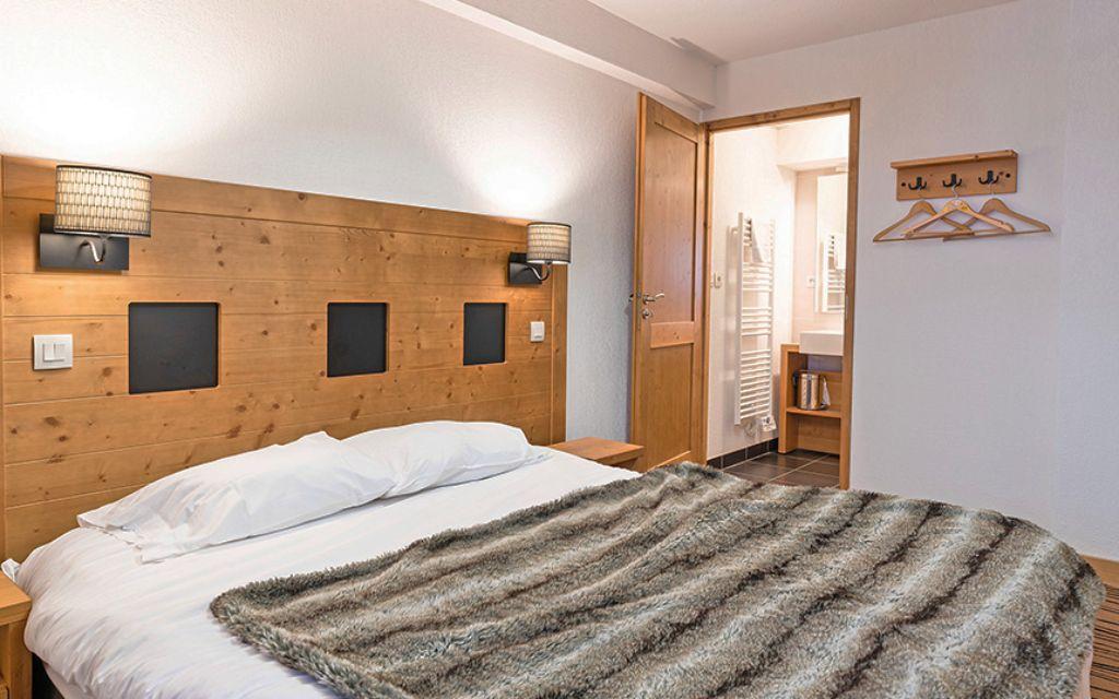 Slide Chambre double avec un lit pour deux personnes à la résidence Les Chalets d’Emeraude aux Saisies