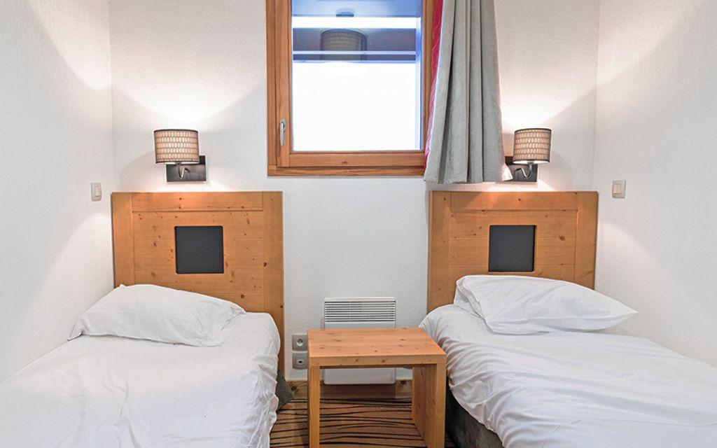 Slide Chambre avec deux lits simples à la résidence Les Chalets d’Emeraude aux Saisies
