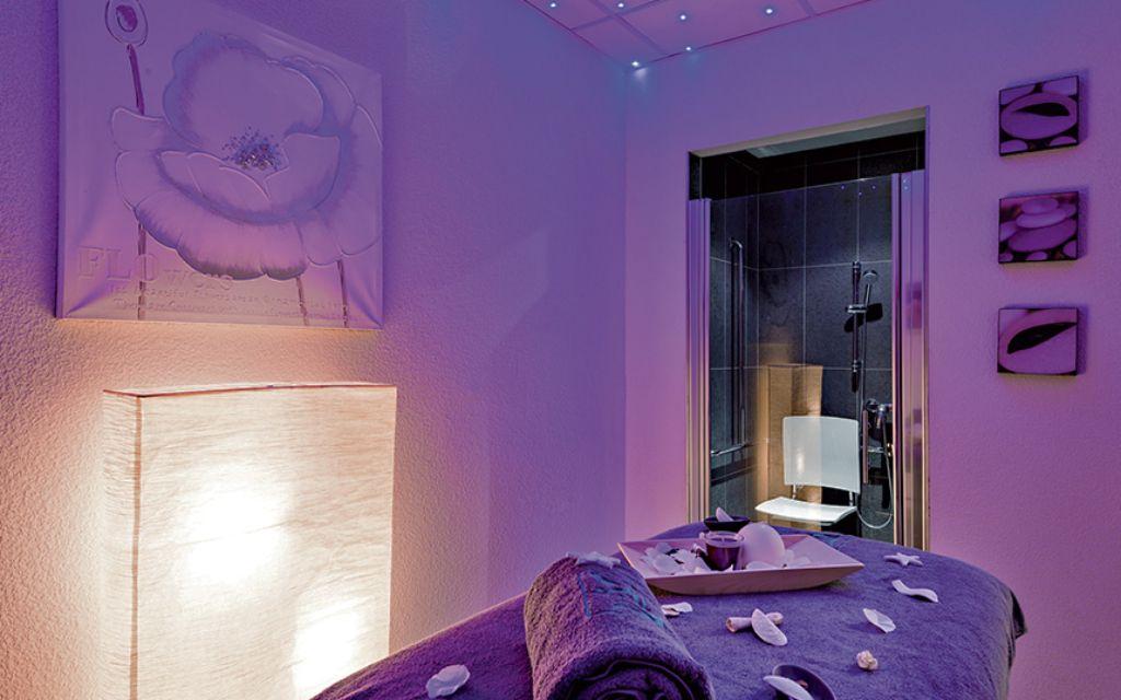 Slide Salle de massage avec lumière violette dans la résidence Les Chalets d’Emeraude