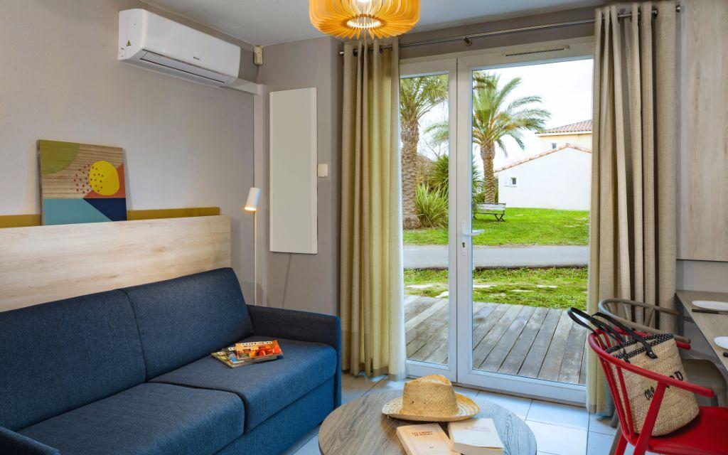Slide Living room of 1-bedroom houses for 2 people with air conditioning at Domaine du Golf residence near Montpellier