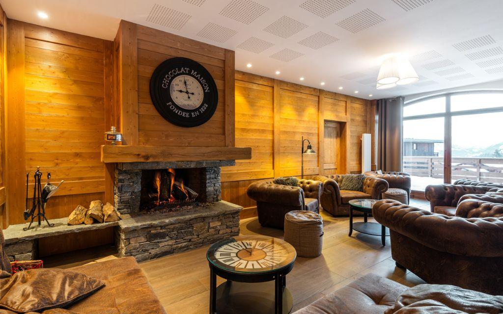 Slide Common area with sofas and fireplace at the Les Chalets d’Émeraude residence in Les Saisies