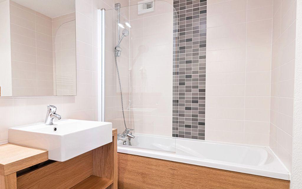 Slide Bathroom with bathtub at the Les Chalets d’Émeraude residence