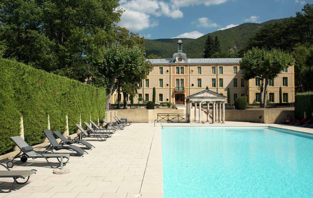 Slide Vue piscine avec transats à la Résidence le Château des Gipières - Montbrun les Bains dan sla Drôme