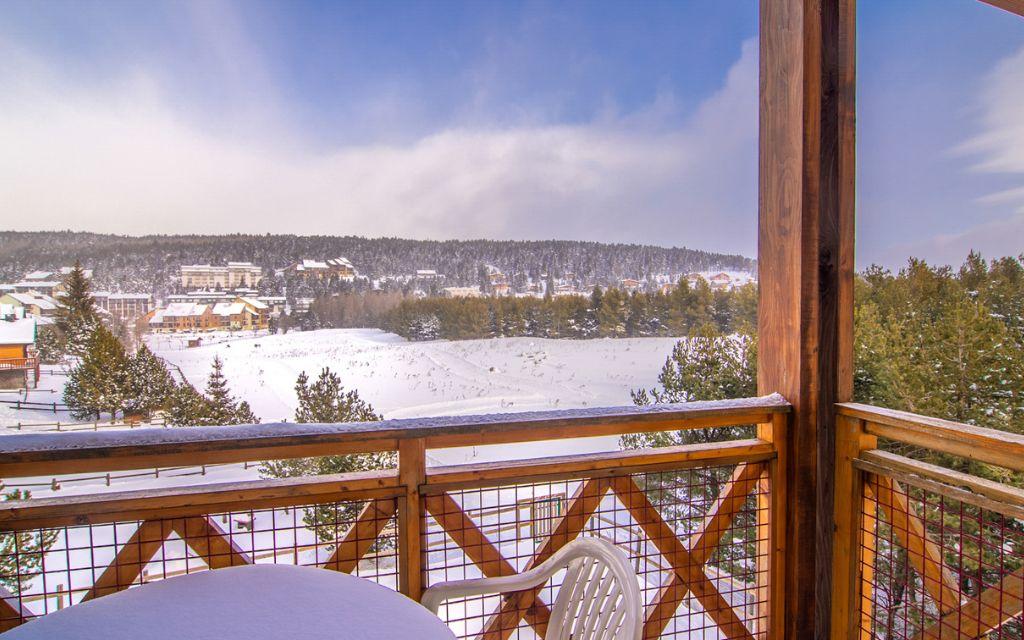 Slide Vue d’un balcon d’un appartement de la résidence Pyrénées 2000 sous la neige