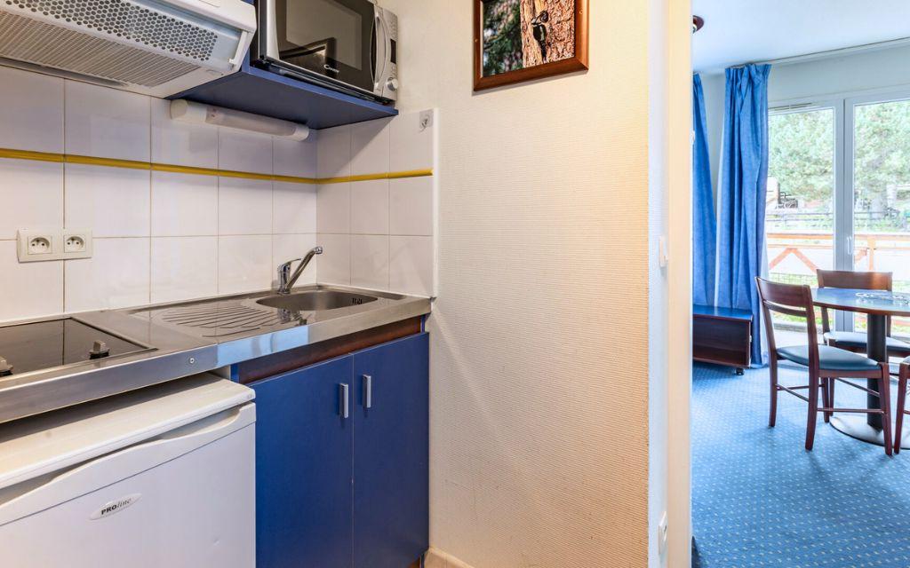 Slide Vue entre la cuisine et le salon dans un appartement de la résidence Pyrénées 2000