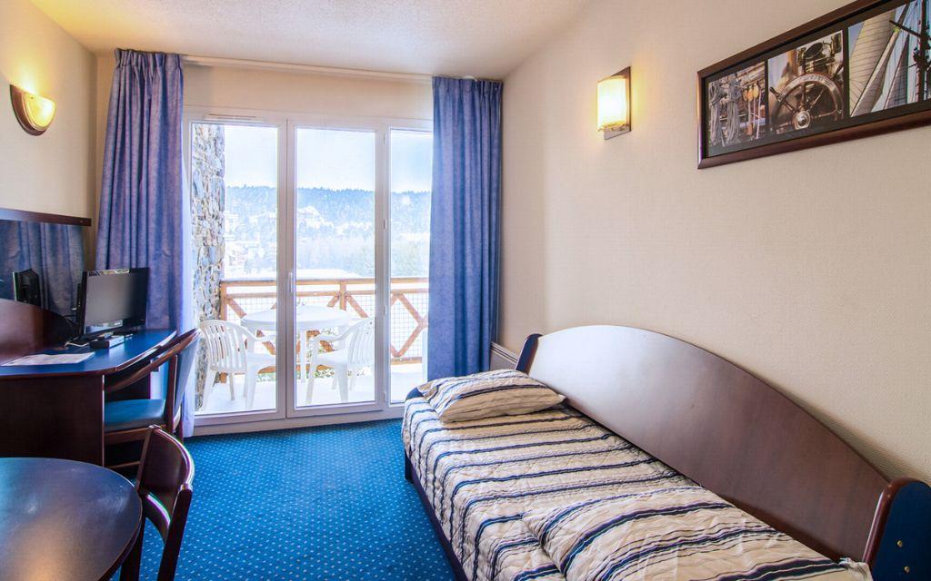 Slide Living room with balcony overlooking the mountains at Pyrénées 2000