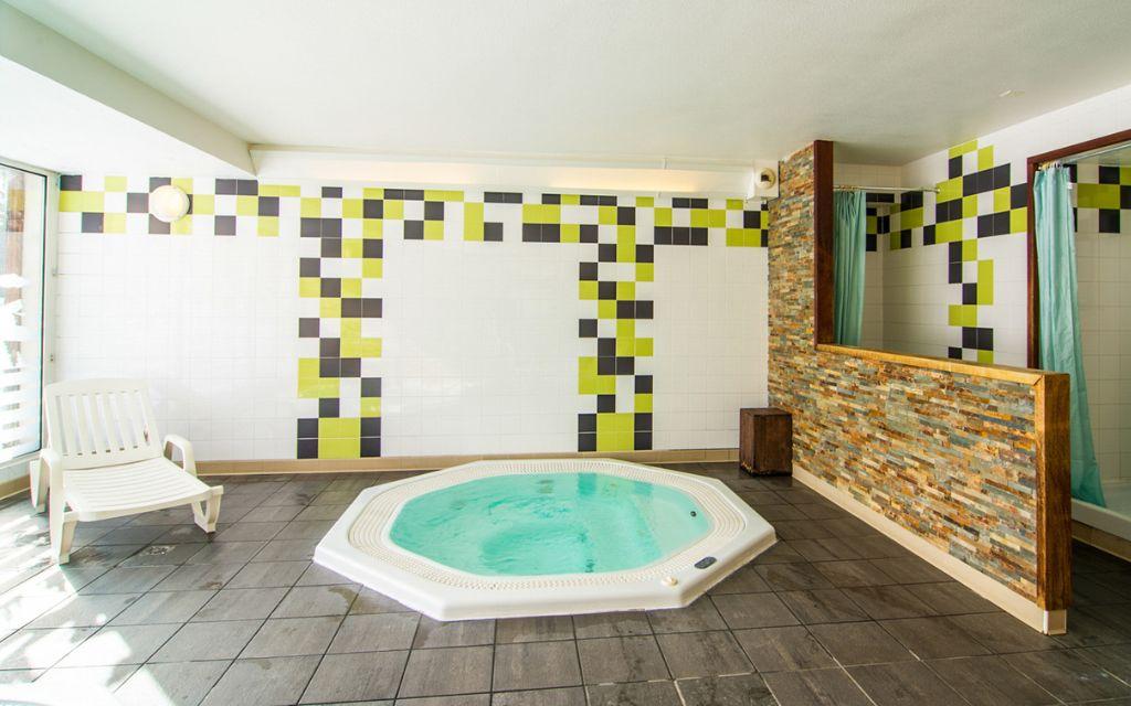 Slide Jacuzzi relaxation area in the Pyrénées 2000 residence