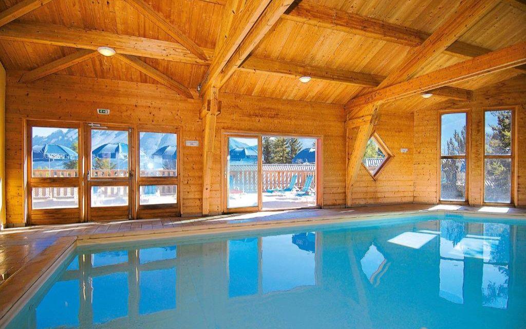 Slide Piscine intérieure chauffée avec ossature en bois au sein de la résidence L’Orée des Pistes
