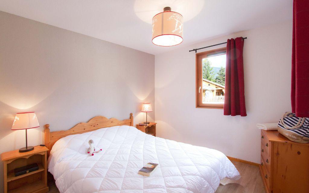 Slide Chambre double avec tables de chevet et fenêtre dans la résidence L’Orée des pistes