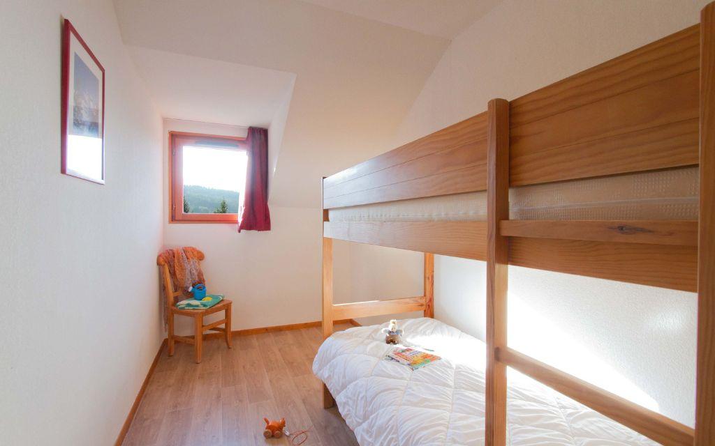 Slide Chambre avec un lit superposé et une fenêtre vue extérieur à L’Orées des pistes