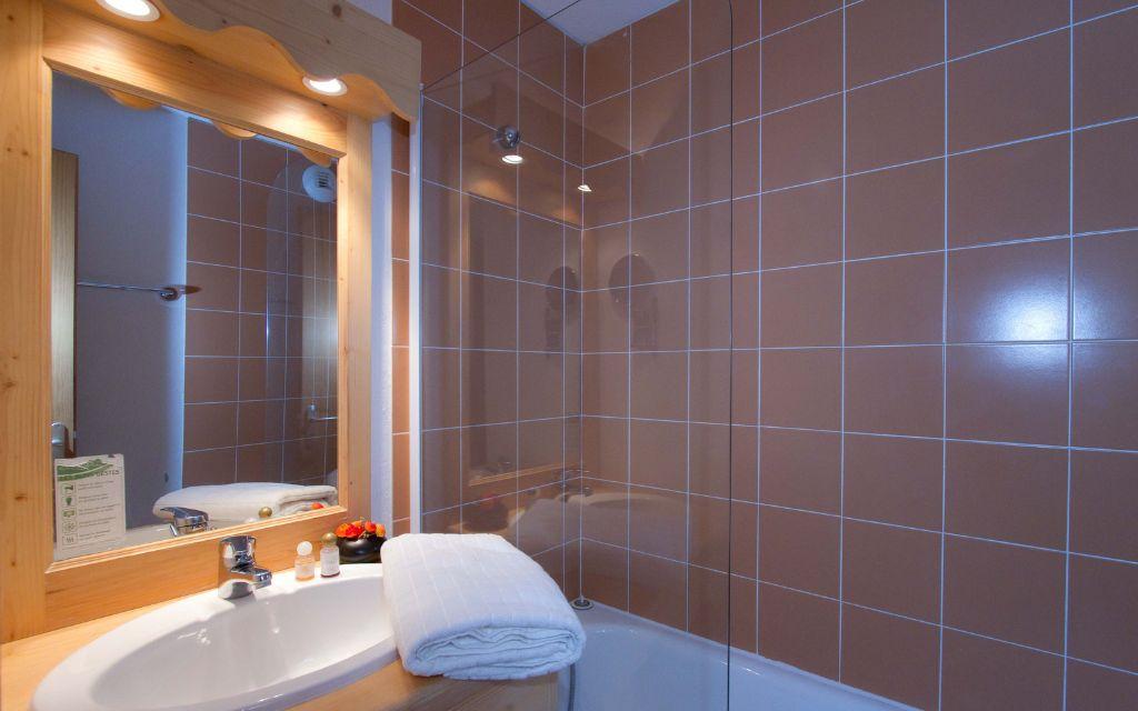 Slide Salle de bain avec baignoire et miroir à l’Orée des Pistes