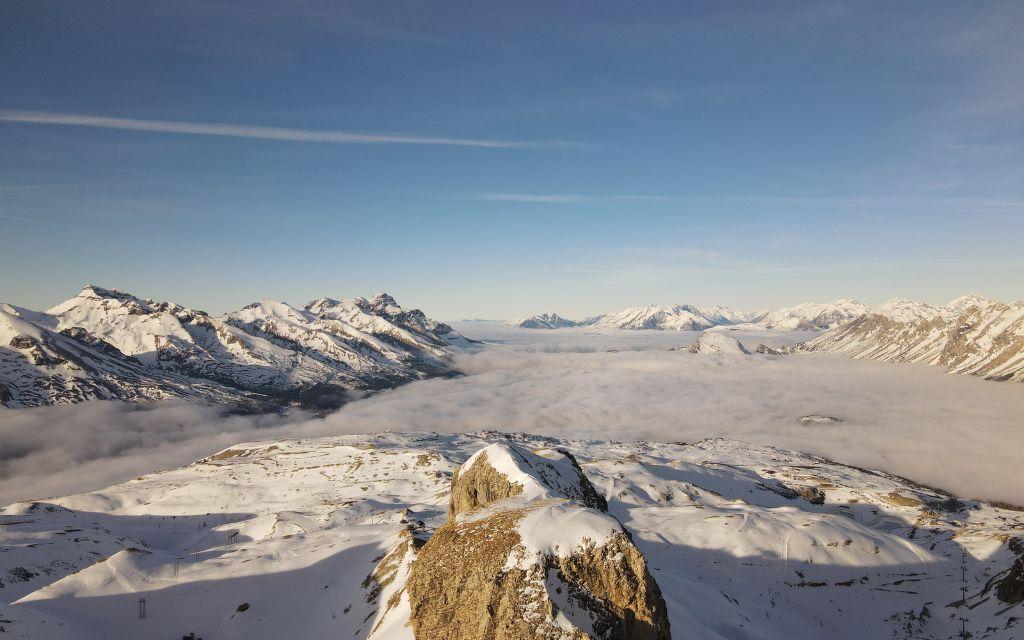 Slide Montagnes enneigées à côté de la résidence L’Orée des Pistes