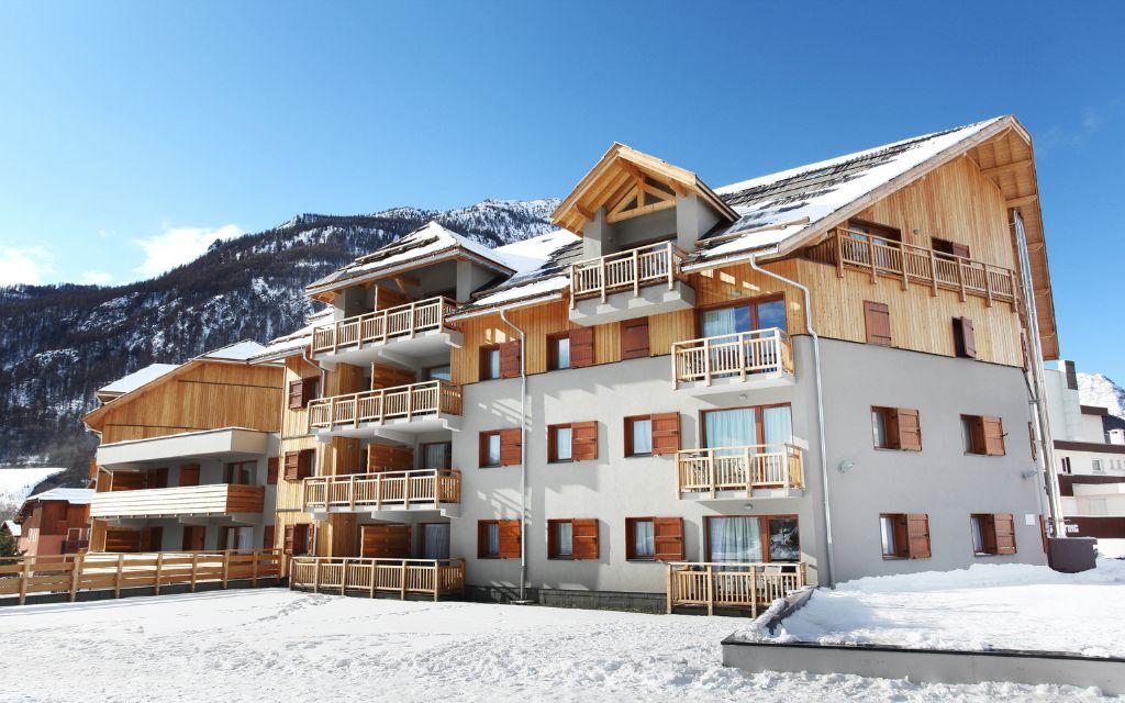 Slide Façade de la résidence Aquisana à Serre Chevalier l'hiver sous la neige