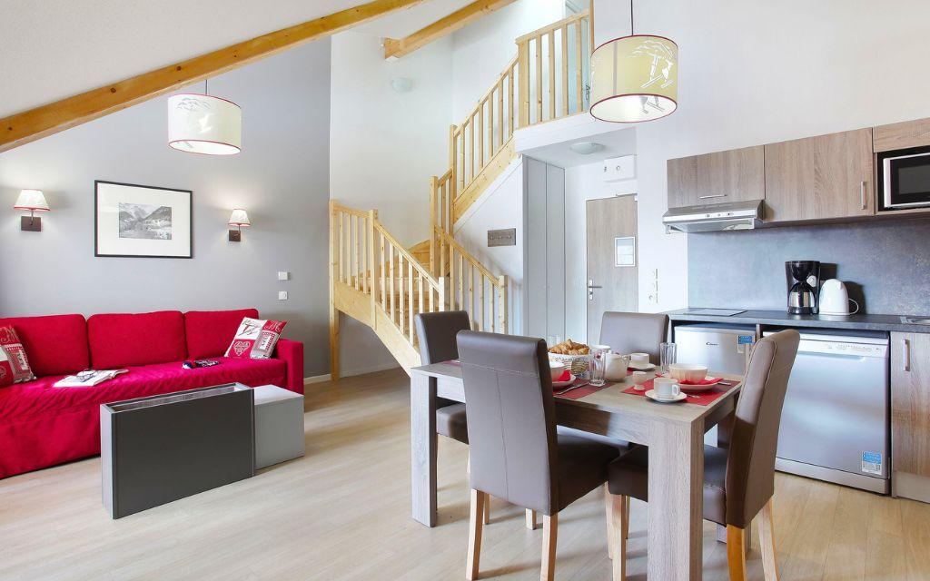 Slide Séjour en duplex avec cuisine ouverte dans la résidence Aquisana