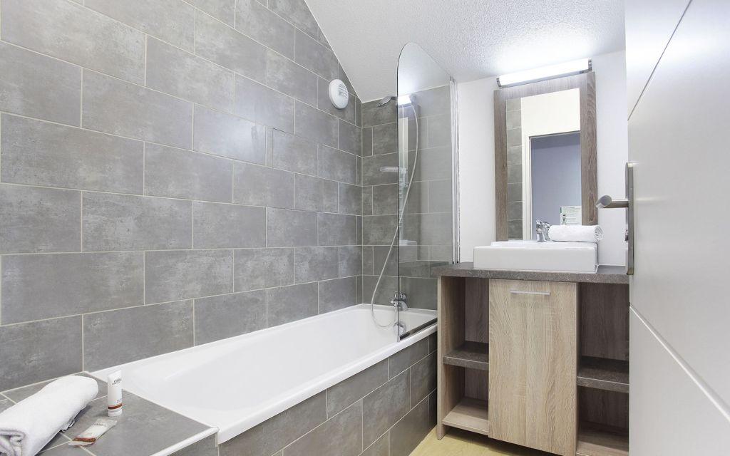 Slide Salle de bain avec baignoire dans un appartement de la résidence Aquisana