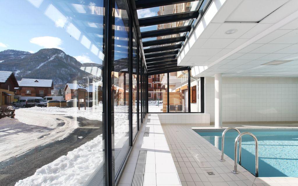 Slide Piscine intérieure avec vue sur les montagne à la résidence Aquisana