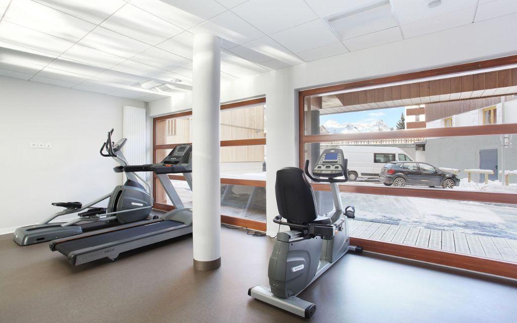 Slide Salle de sport avec machine de cardio à la résidence Aquisana
