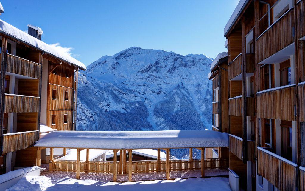 Slide Snowy mountain view from Les Étoiles d’Orion Apartments in Orcières Merlette 1850