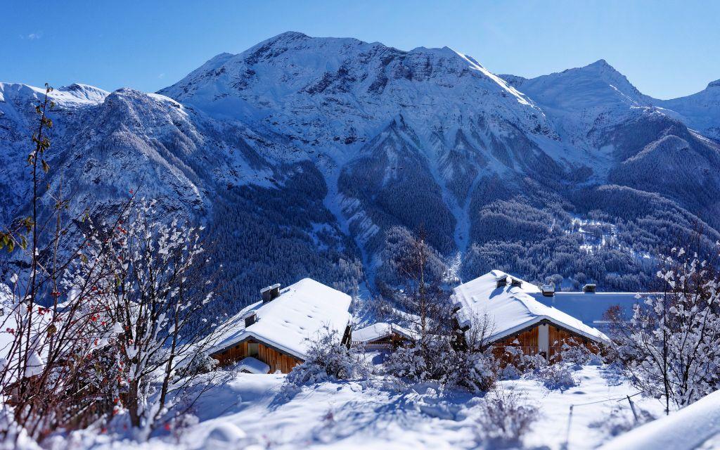 Slide Panoramic snowy peaks of the Southern Alps from Les Étoiles d’Orion in Orcières Merlette.