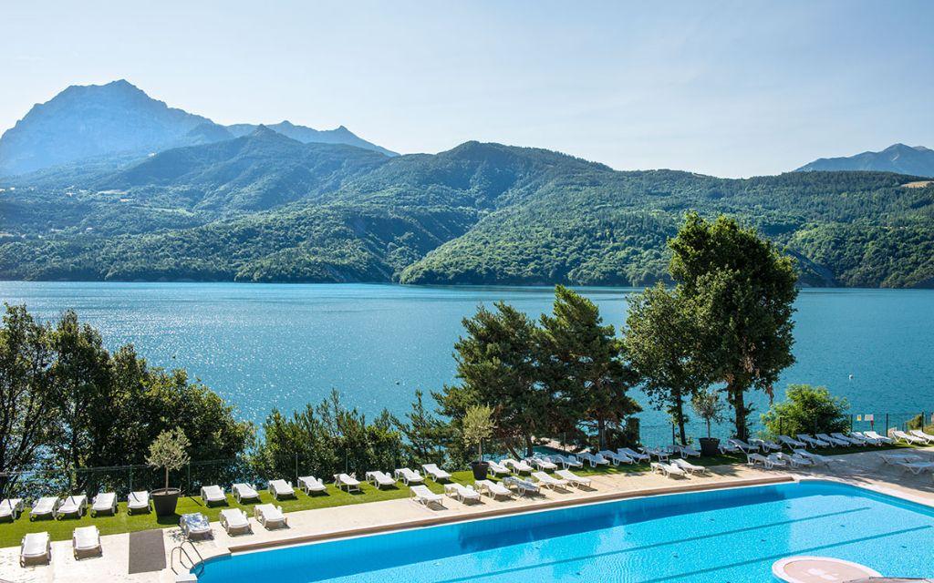 Slide Belle piscine de l’écrin du lac de Chorges avec vue sur le lac