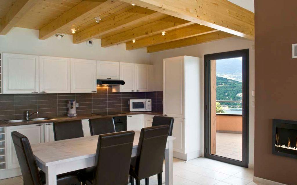 Slide Salle à manger avec cuisine ouverte équipée dans un appartement à Chorges