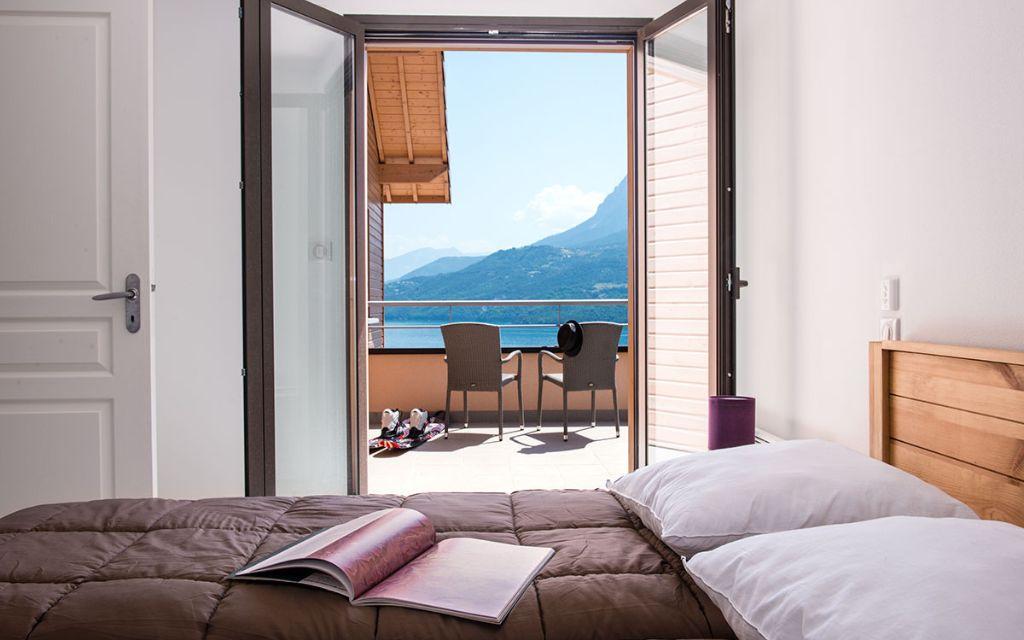 Slide Vue de la chambre double sur le lac de Chorges