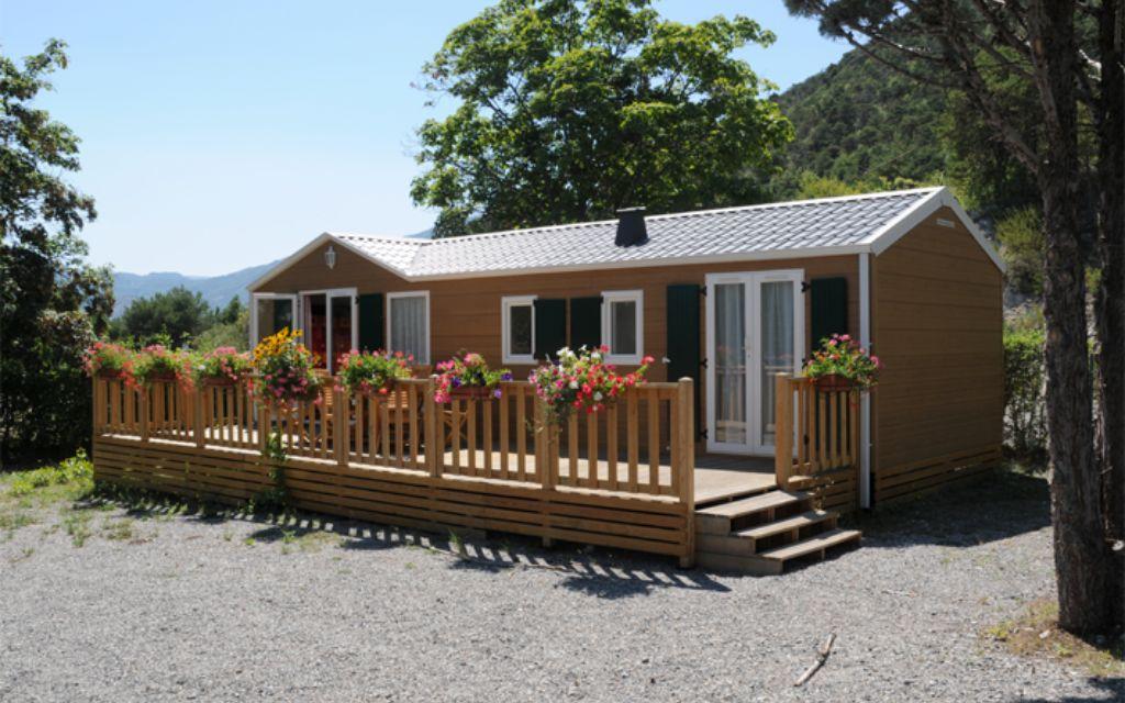 Slide Chalet en bois avec grande terrasse à l’écrin du lac