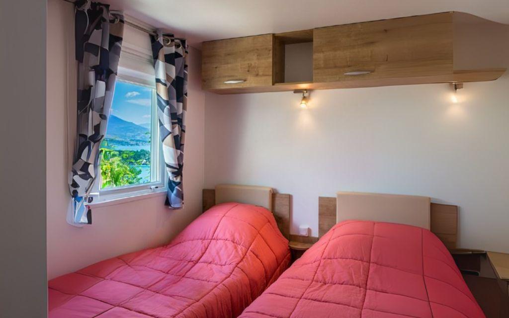 Slide Chambre avec deux lits simples à l’écrin du lac de Chorges