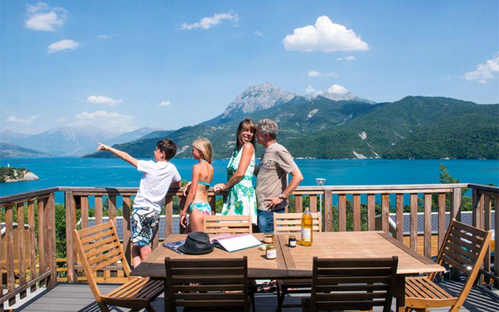 Slide Grande terrasse avec salon de jardin en bois vue sur le lac de Chorges